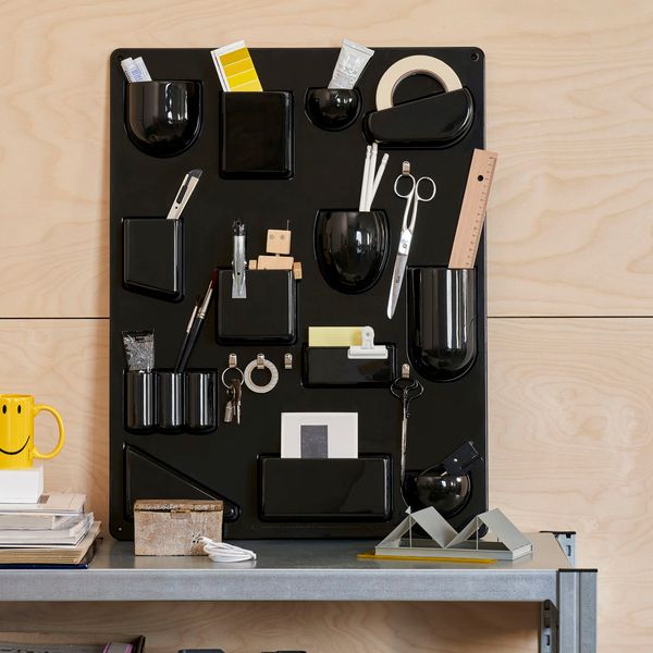 WALL-MOUNTED ORGANIZER